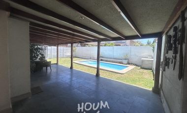 LINDA CASA CON PISCINA EN CONDOMINIO