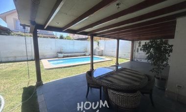 LINDA CASA CON PISCINA EN CONDOMINIO