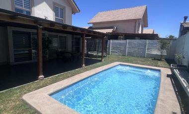 LINDA CASA CON PISCINA EN CONDOMINIO