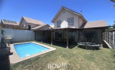 LINDA CASA CON PISCINA EN CONDOMINIO