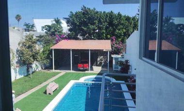 Residencia con hermosa alberca y jacuzzi , de 5 recámaras