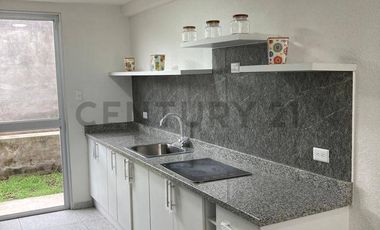 Se Renta Linda Casa Dentro de Conjunto