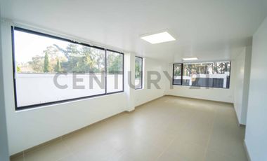 En renta departamento Urb. El Condado