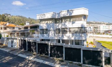 En renta departamento Urb. El Condado