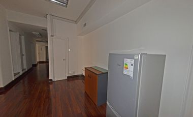 Oficina en excelentes condiciones en un segura area de.Santiago centro