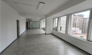 Amplia  e impecable oficina en pleno centro de Santiago