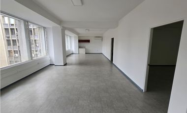 Amplia  e impecable oficina en pleno centro de Santiago