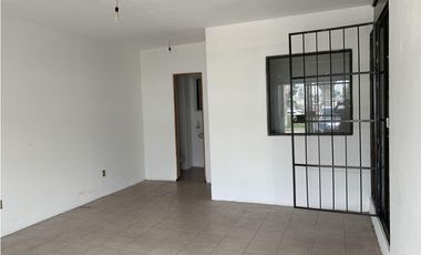 Local en  Renta en Av. Las Torres esq Heriberto Enriquez