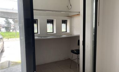 Local en  Renta en Av. Las Torres esq Heriberto Enriquez