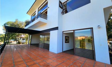 CASA EN VENTA EN  AVNDARO.