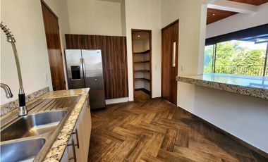 CASA EN VENTA EN  AVNDARO.