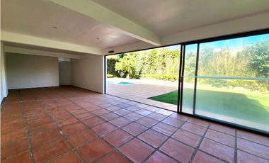 CASA EN VENTA EN  AVNDARO.