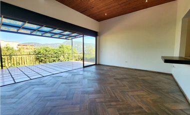 CASA EN VENTA EN  AVNDARO.