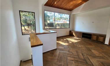 CASA EN VENTA EN  AVNDARO.