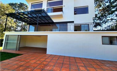 CASA EN VENTA EN  AVNDARO.