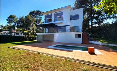 CASA EN VENTA EN  AVNDARO.