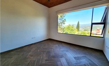 CASA EN VENTA EN  AVNDARO.