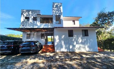CASA EN VENTA EN  AVNDARO.