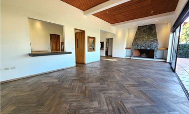 CASA EN VENTA EN  AVNDARO.