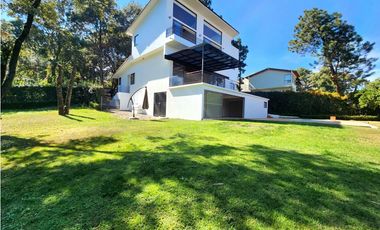 CASA EN VENTA EN  AVNDARO.