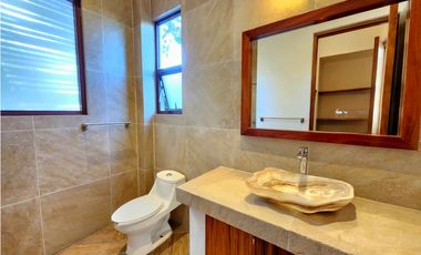 CASA EN VENTA EN  AVNDARO.