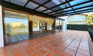 CASA EN VENTA EN  AVNDARO.