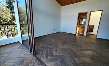 CASA EN VENTA EN  AVNDARO.