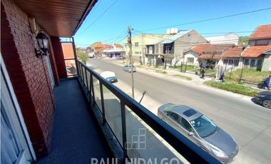 CHALET DE 4 AMBIENTES CON GRAN PARQUE Y GARAJE EN ZONA PUERTO