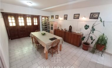 CHALET DE 4 AMBIENTES CON GRAN PARQUE Y GARAJE EN ZONA PUERTO