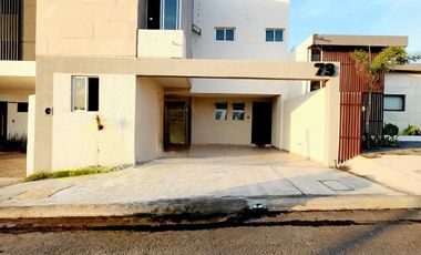 Casa en VENTA recamara planta baja, doble altura LOMAS DE LA RIOJA