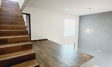 Casa en VENTA recamara planta baja, doble altura LOMAS DE LA RIOJA