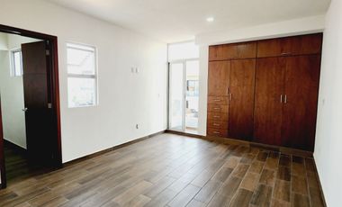 Casa en VENTA recamara planta baja, doble altura LOMAS DE LA RIOJA