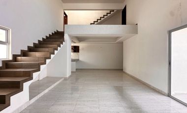 Casa en VENTA recamara planta baja, doble altura LOMAS DE LA RIOJA