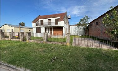 Vendo Casa y Galpón en Caseros, Entre Ríos.