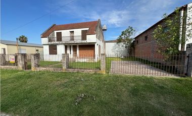 Vendo Casa y Galpón en Caseros, Entre Ríos.