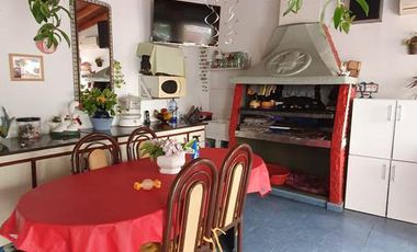 CASA TERRENO PROPIO DE 4 AMB - COCHERA - PATIO - TERRAZA - EXC. ESTADO