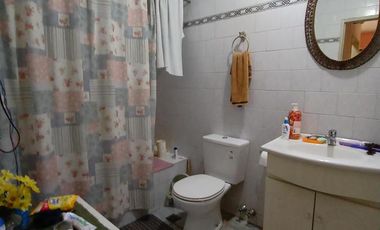 Casa  de 2 plantas, con Local, Galpón y 2 Departamentos en venta en Gregorio De Laferrere