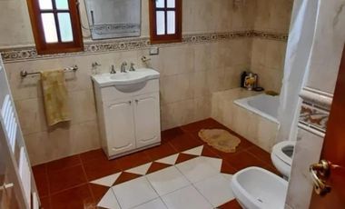 Casa en alquiler - 4 Dormitorios 3 Baños - Cocheras - 1.400Mts2 - Florencio Varela