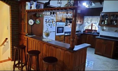 Casa en alquiler - 4 Dormitorios 3 Baños - Cocheras - 1.400Mts2 - Florencio Varela