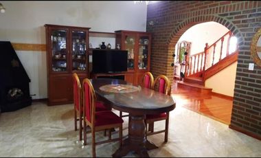 Casa en alquiler - 4 Dormitorios 3 Baños - Cocheras - 1.400Mts2 - Florencio Varela