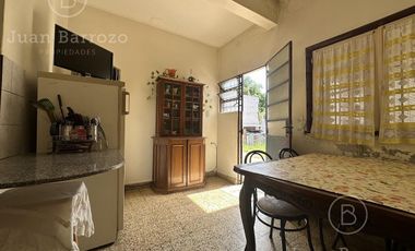 Venta Casa de 2 dormitorios y fondo libre en Remedios de Escalada.