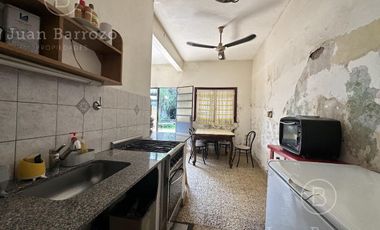 Venta Casa de 2 dormitorios y fondo libre en Remedios de Escalada.