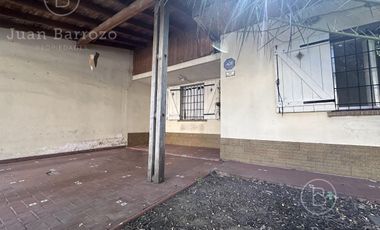 Venta Casa de 2 dormitorios y fondo libre en Remedios de Escalada.