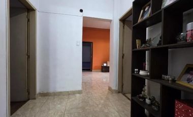 Casa en venta - 3 Dormitorios 1 Baño - Cochera - 275Mts2 - Longchamps