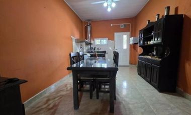 Casa en venta - 3 Dormitorios 1 Baño - Cochera - 275Mts2 - Longchamps