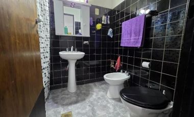 Casa en venta - 3 Dormitorios 1 Baño - Cochera - 275Mts2 - Longchamps