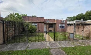 Casa en venta - 3 Dormitorios 1 Baño - Cochera - 275Mts2 - Longchamps