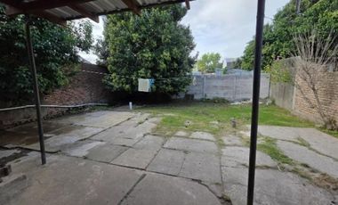 Casa en venta - 3 Dormitorios 1 Baño - Cochera - 275Mts2 - Longchamps