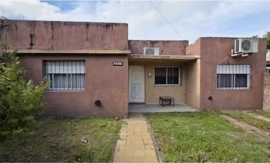 Casa en venta - 3 Dormitorios 1 Baño - Cochera - 275Mts2 - Longchamps