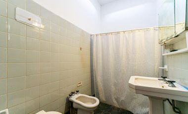 VENTA | PERMUTA - Casa de 2 Dormitorios, con cochera y patio - Granadero Baigorria.